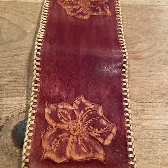 NWOT Women’s Leather Floral embossed Stiched wallet Boho Western festival - Picture 5 of 5